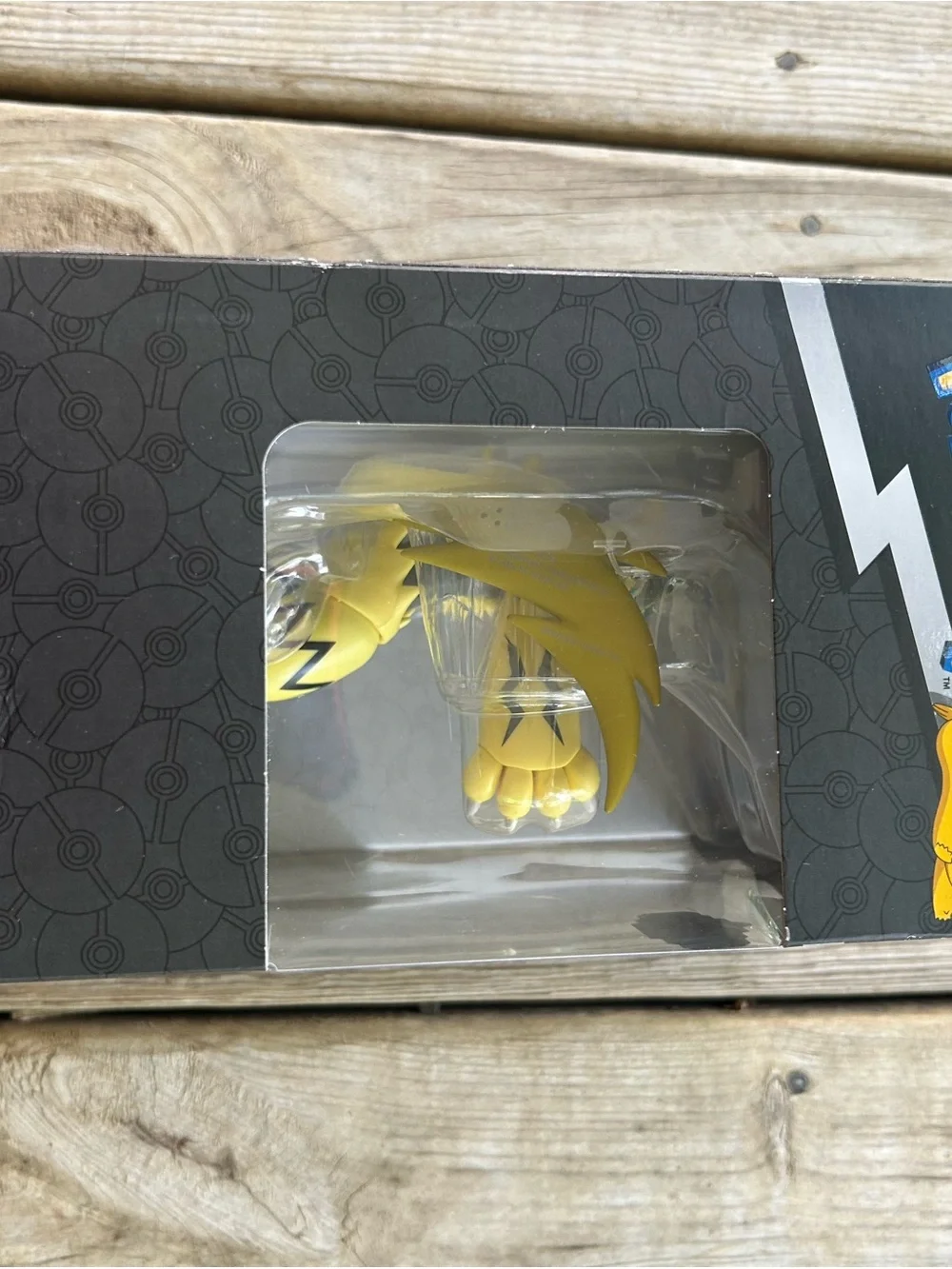 Pokémon Select Trainer Team Zeraora Figure - Yellow & Black